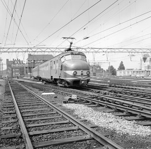 151713 Afbeelding van een electrisch treinstel Mat. 1954 (plan F) van de N.S. bij het N.S.-station Amsterdam C.S. te ...